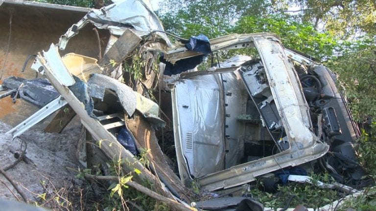 Homem morre em acidente com carreta na BR-101, em Viana