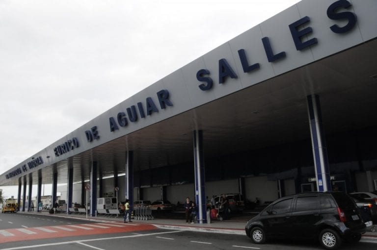 Passageiros ficam três horas presos em avião no aeroporto de Vitória