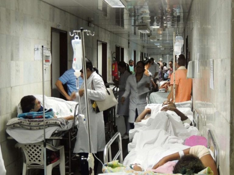 Médicos pedem socorro em hospitais lotados