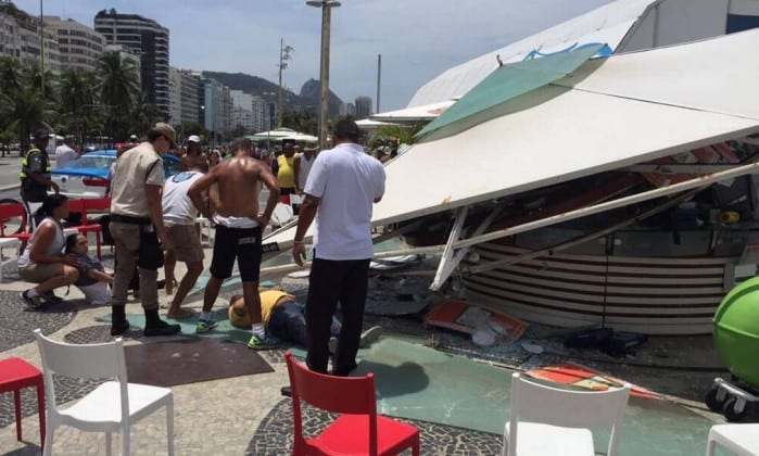 Desabamento de quiosque fere seis pessoas em Copacabana