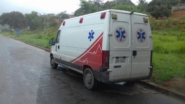 Descaso: ambulância da Prefeitura de Linhares há uma semana parada em posto da PRF, na Serra