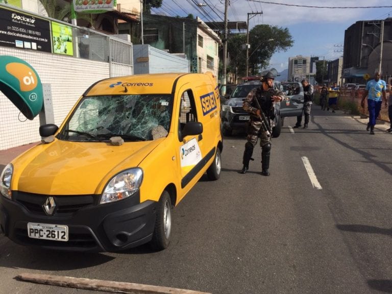 Moradores depredam carros e lojas após morte de adolescente em Vitória