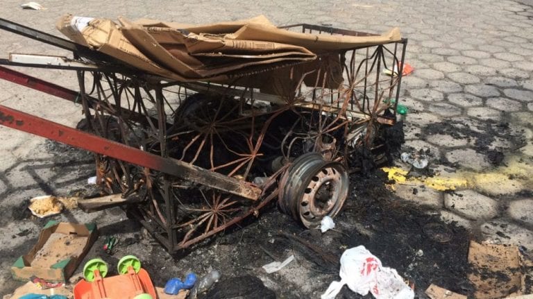 Catador de papelão tem carrinho incendiado em Linhares