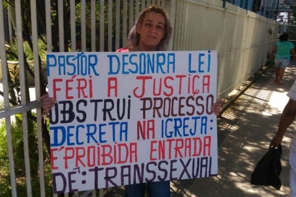 Transexual é chamada de ‘demônio’ e expulsa de igreja em Vitória