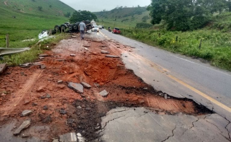 Carreta capota, motorista fica ferido e bloco de granito destrói rodovia em Cachoeiro
