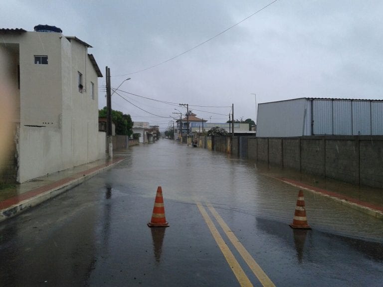 Chuva forte causa alagamentos em Linhares
