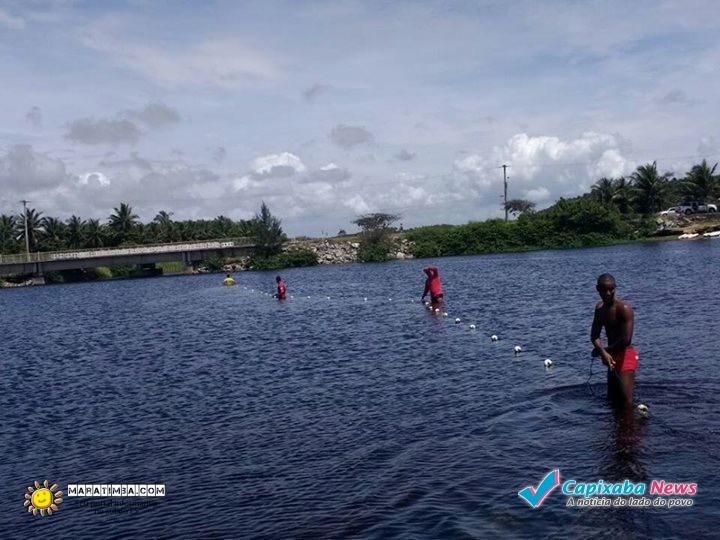 Jovens colocam bóias de indicação para prevenir afogamentos na Lagoa do Siri em Marataízes