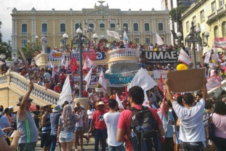 Manifestantes ocupam avenidas de Vitória