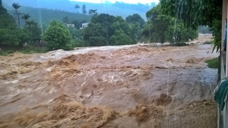 TROMBA D’ÁGUA PROVOCA DESTRUIÇÃO EM ICONHA