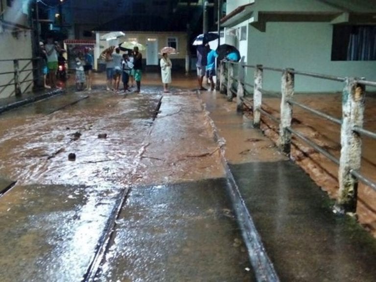 Chuva forte e ruas alagadas em Alegre