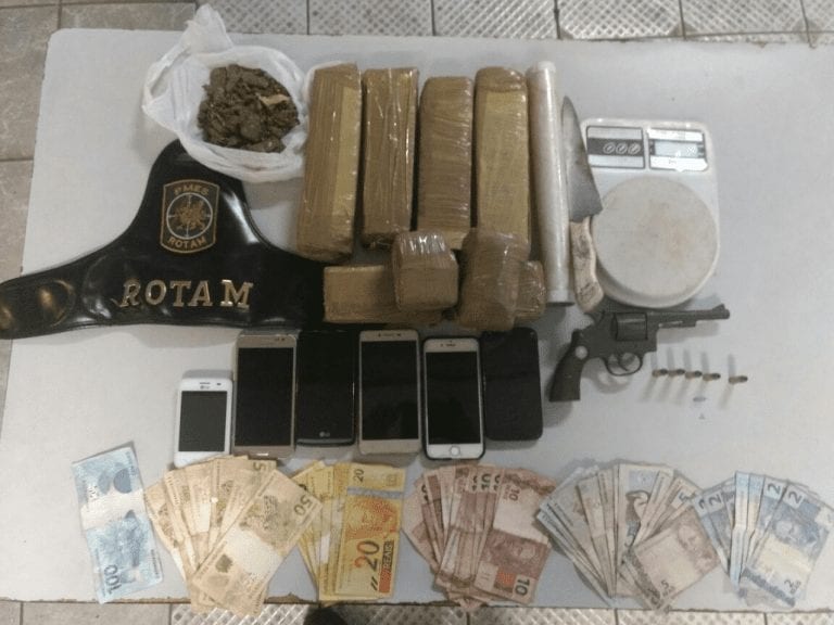 Casais são detidos com 1 kg de maconha em Vila Velha