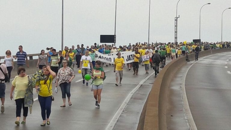 Manifestantes chegam à Praça do Pedágio, em Vitória