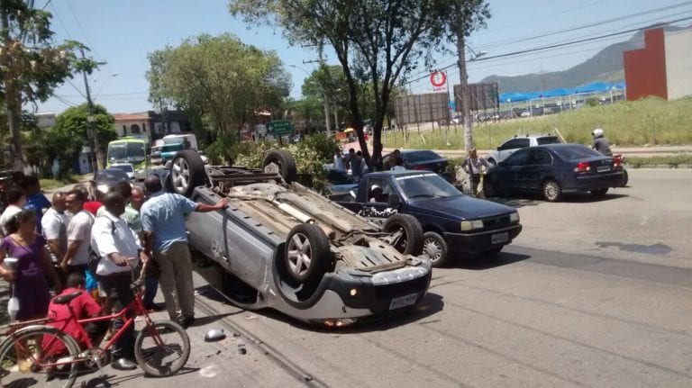 Trio rouba carro e na fuga capota com veículo no bairro Porto Canoa na Serra