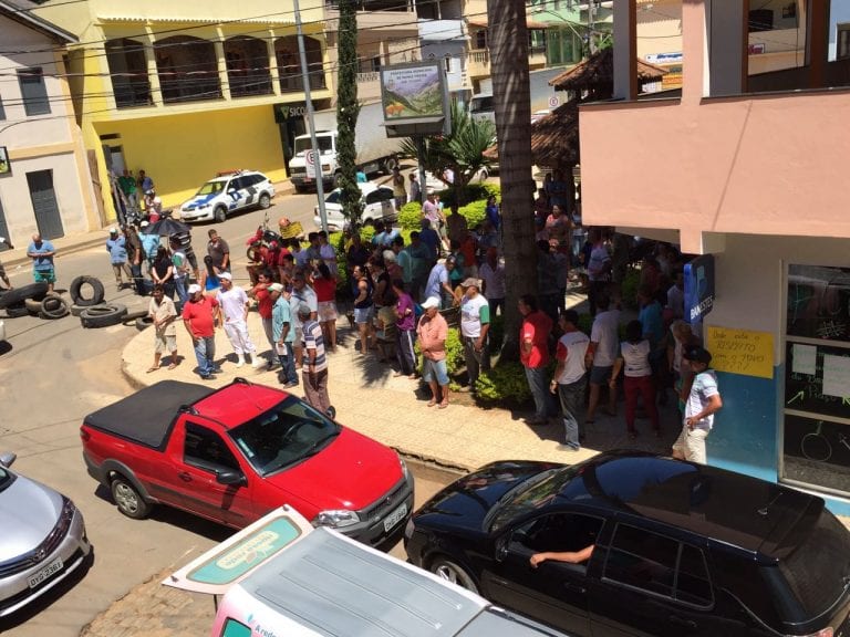 Moradores protestam contra fechamento de banco em Muniz Freire
