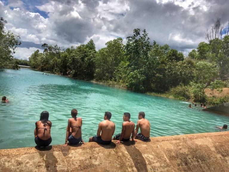Represa com água azul-turquesa atrai banhistas no verão de Aracruz