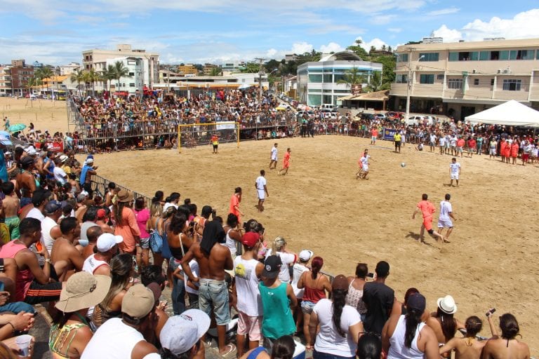 Futebol dos artistas agita a praia central de Marataízes.