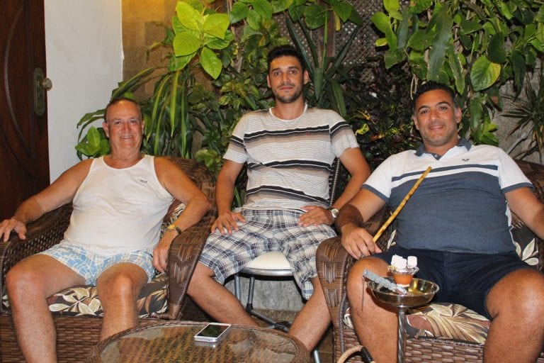 Quem está veraneando em Marataízes é o empresário e Vice-prefeito de Ibitirama Hisham El Jurdi, junto com seu pai que também passa férias no Brasil o empresário Hatem El Jurdi, e Samir Brito seu amigo.