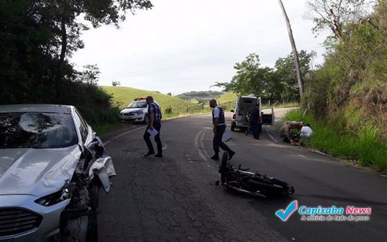 Carro conduzido por médico colide em moto e deixa dois feridos em Ibitirama