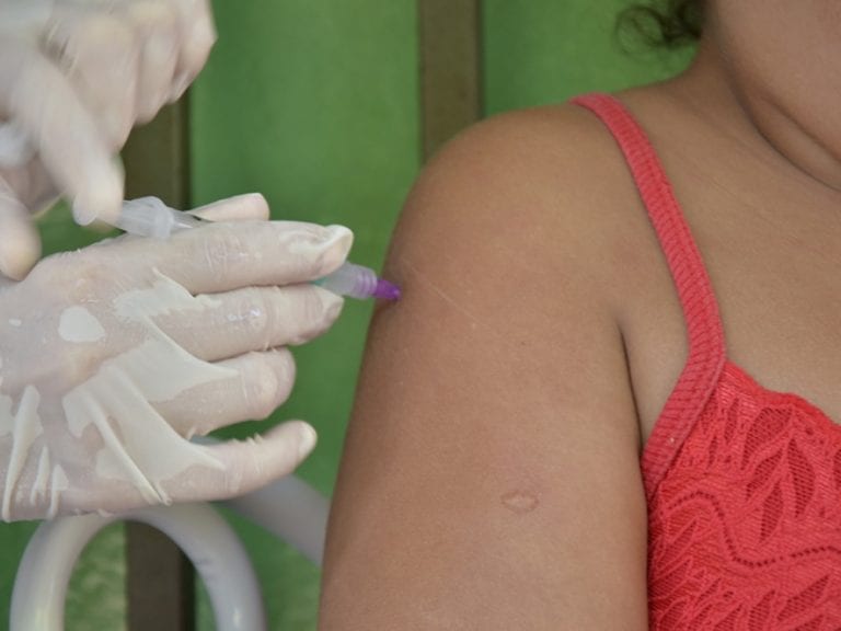 Cachoeiro já vacina meninos contra vírus HPV