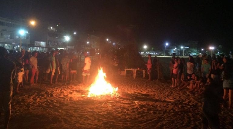Jovens de Marataízes promovem Luau e atrai centenas de pessoas para a praia do centro de Marataízes.