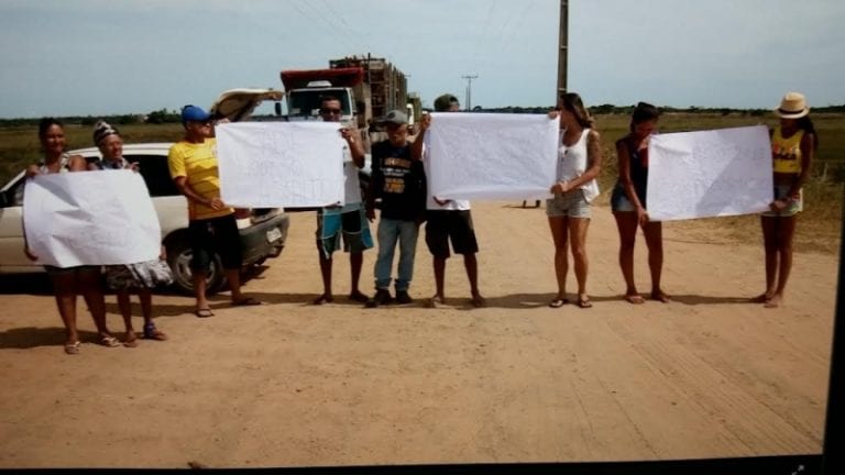 Moradores interditam acesso a Regência e exigem programação de verão à Samarco