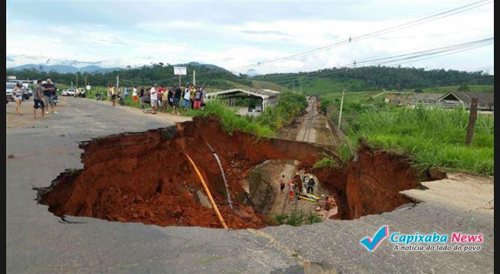 Cratera na ES-482 segue aberta após 30 dias e DER anuncia viaduto