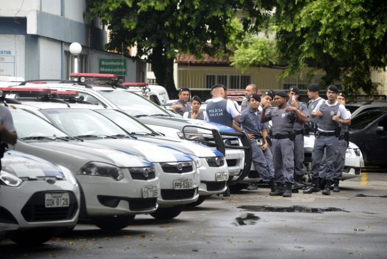 Protesto de familiares de policiais impede saída de viaturas dos batalhões da PM