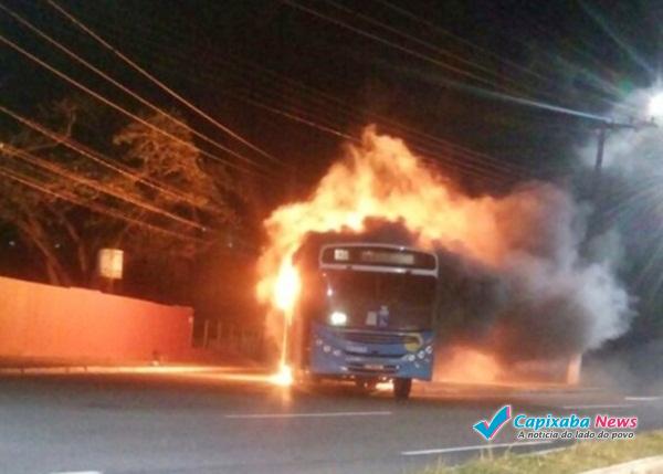 Três ônibus do Transcol são incendiados em Manguinhos