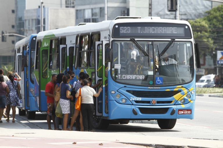 Os ônibus do sistema Transcol estão circulando normalmente na manhã desta segunda-feira (13).