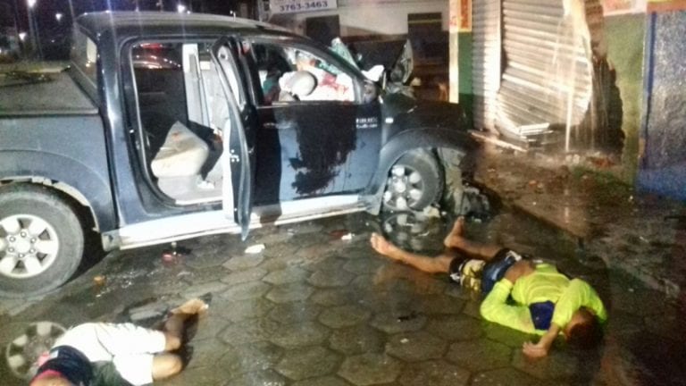 Bandidos trocam tiros com a polícia e sofrem acidente em São Mateus