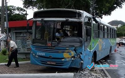 Motorista perde controle e ônibus invade praça em Jucutuquara