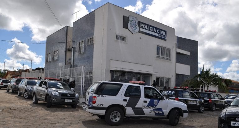 Bandidos armados fazem juiz e família reféns em assalto em Pinheiros