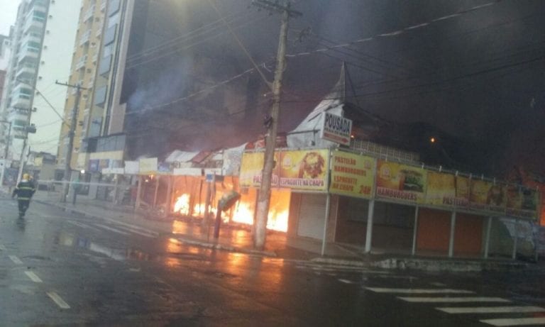 Incêndio destrói feira localizada na Praia do Morro