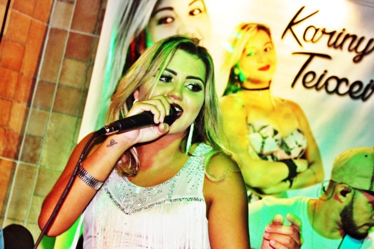 Público lota o Whiskrytório Music Bar para show da cantora Kariny Teixeira