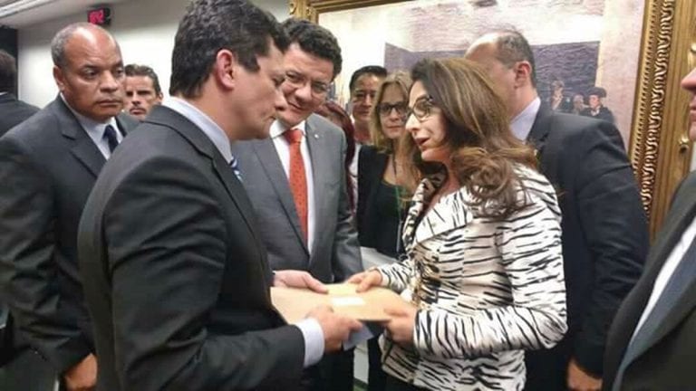 Norma Ayub entrega denúncia da Derrama para o juiz Sérgio Moro