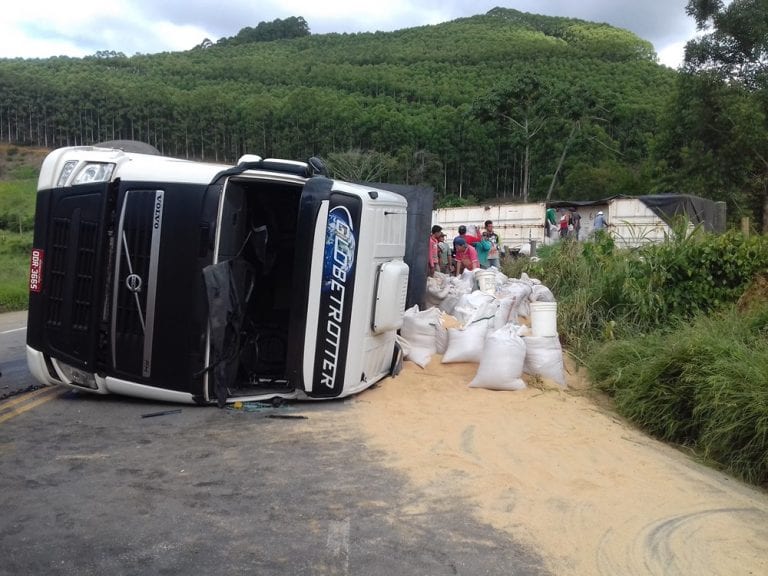 Motorista sai ileso de grave acidente com caminhão na ES-165 em Domingos Martins