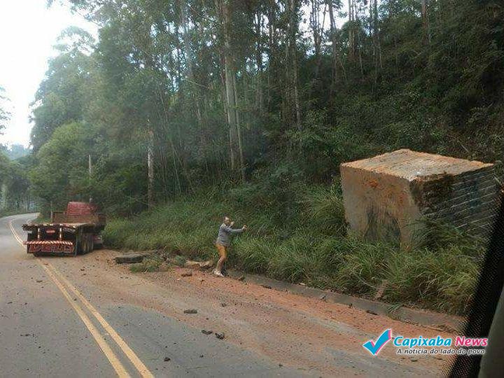Bloco de pedra cai de carreta e quase causa uma tragédia na ES-165, em Domingos Martins