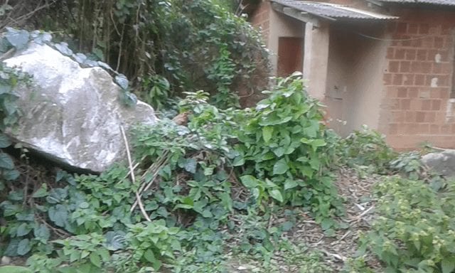 Moradores voltam a reclamar de demora na fragmentação de pedras no bairro Mangueira em Mimoso