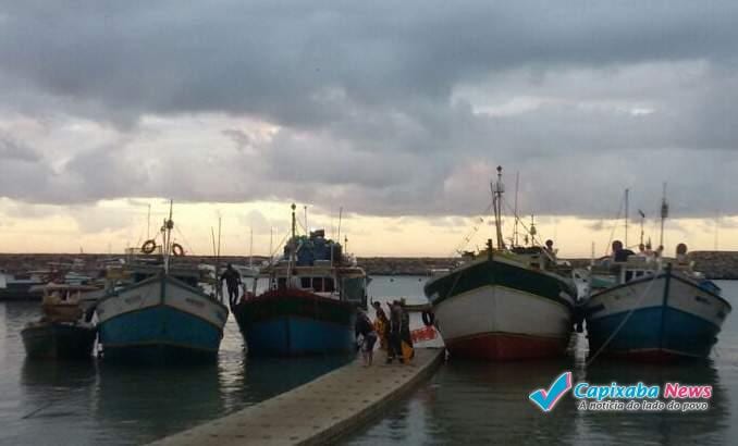 Sobreviventes de naufrágio chegam em Itapemirim e Marinha faz buscas por corpos