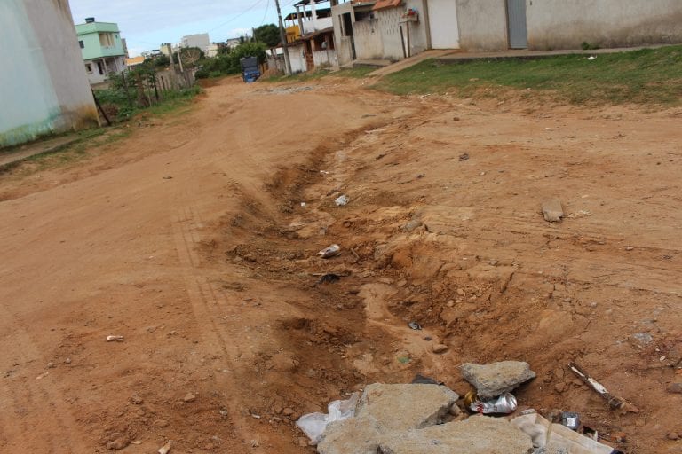 De Olho na Cidade: Bairros Santa Rita 1 e 2 sofrem com a falta de saneamento básico e pavimentação em Marataízes