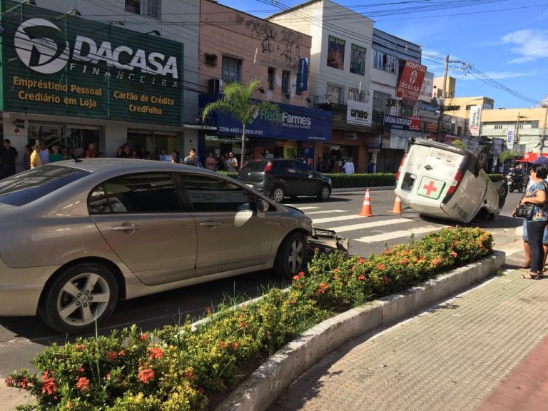 Ambulância capota em acidente no centro de Vila Velha