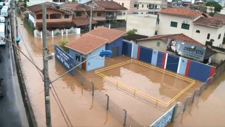 Obra que devia impedir inundação em Vila Velha fica alagada