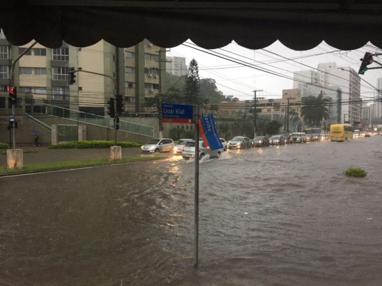 Vitória registra 135 milímetros de chuva nas últimas 12 horas