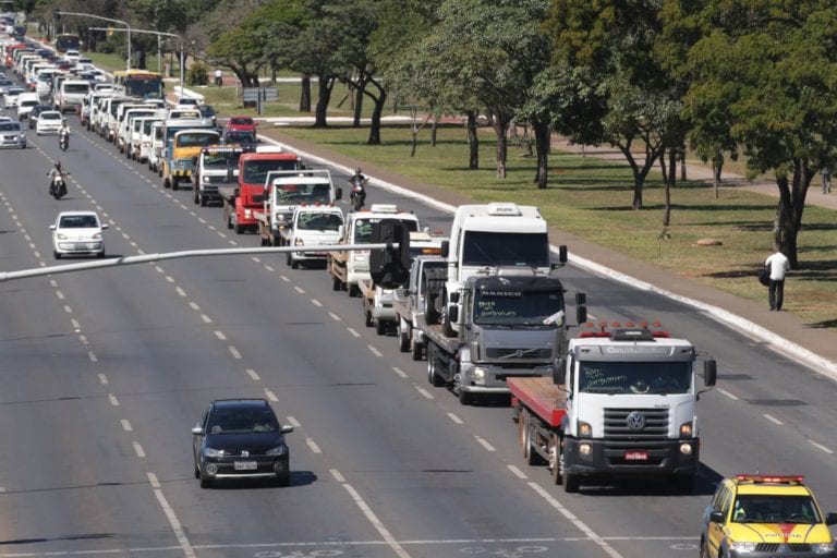 Caminhoneiros mantem manifestação contra o aumento do combustível