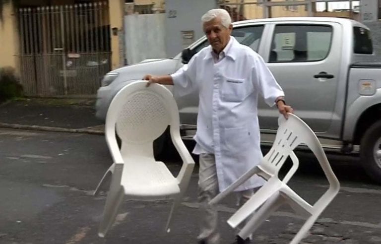 Médico que teve ataque de fúria entrega cadeiras novas à Unidade de Saúde