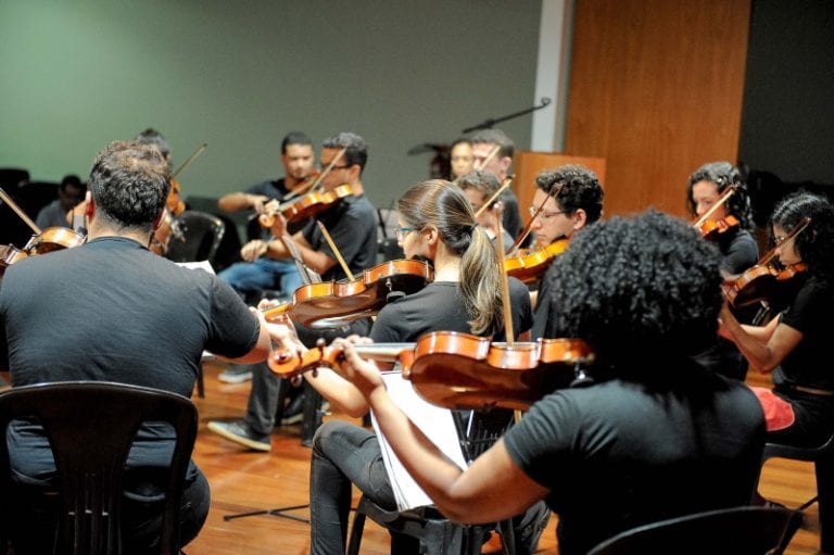Orquestra Fafi promove apresentações para alunos e familiares