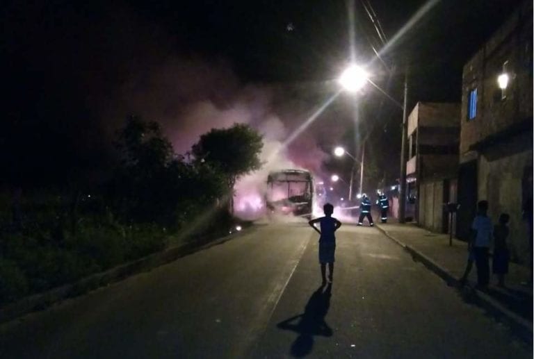 Bandidos colocam fogo em ônibus