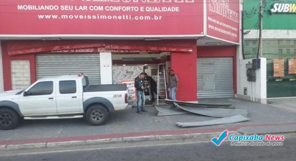 Criminosos usam carro para arrombar loja na Serra
