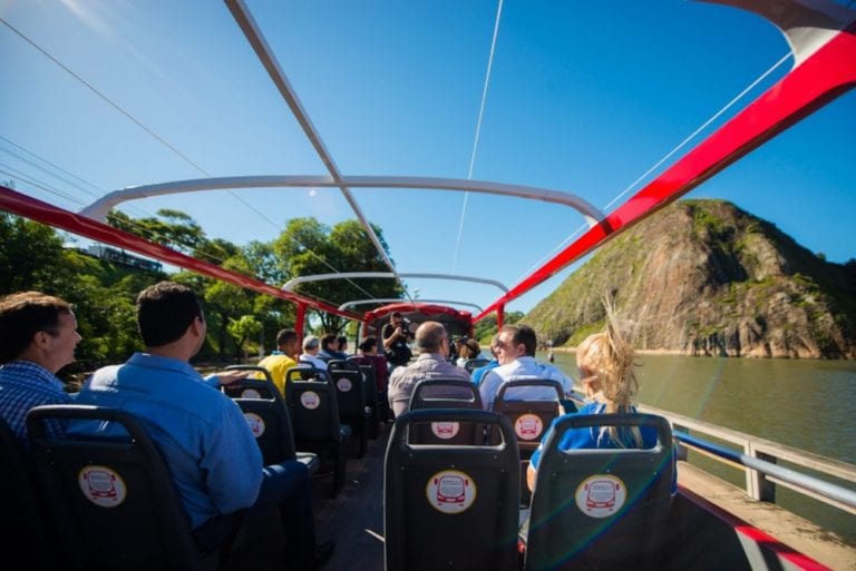 Ônibus panorâmico começa a circular em Vitória