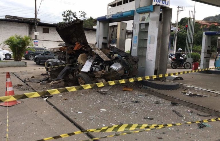 Carro adaptado com botijões de gás de cozinha explode em Vila Velha